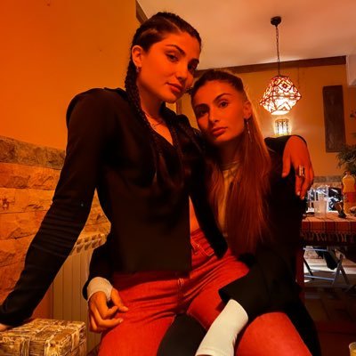 aveceslora's profile picture. 