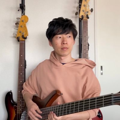 アジア圏と怪しい交流があるベース弾き @fontanafolle 話せる言語 🇬🇧🇮🇹 ゴリラレベル🇮🇩🇨🇳