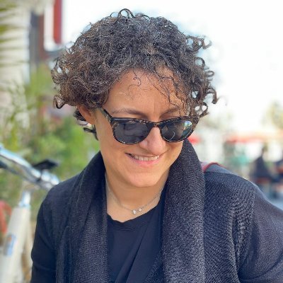 Interactives and film producer. Passionate about salads, participatory events, experience design, now teaching online. ex Asst director, Digital media at MoMA