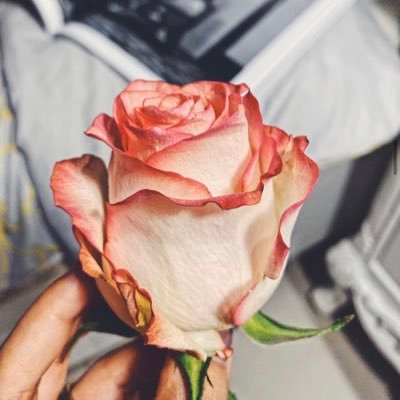 اجعل خطواتك في الحياة كمن يمشي على الرمل لا يُسمع صوته، ولكن أثره واضح .،،