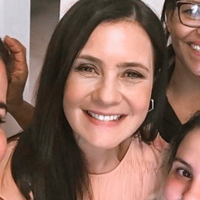 Conta dedicada a postar mídias e outras formas de entretenimento e afeto à atriz Adriana Esteves.