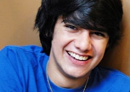 Gabriel Vitoreli , 16 anos , Skate , matemática , twiteiro nas horas vagas , nadar , Namorado da @S0UGATINHA ! antipatico ou nao ? #FOLOWER-ME *-*