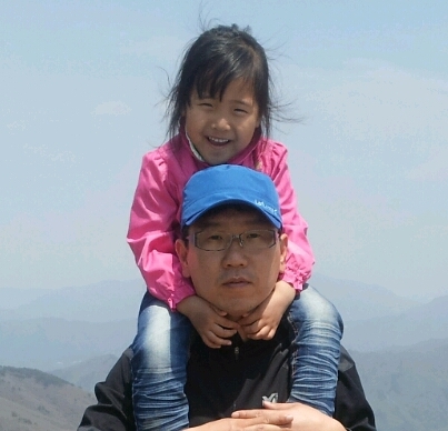 롯데건설 다니는 두딸아이의 아빠 / 세상에 공짜는 없고 무슨 일이든 당연한 건 없으며 어느것 하나 소중하지 않은 것은 없다 / 오늘 걷지 않으면 내일은 뛰어야 한다!
