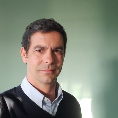 Advogado portuense, portista e livre, de Direita, liberal na economia e mais conservador nos costumes, com muita música e cinema