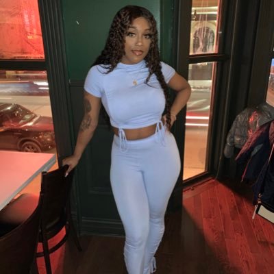 SC: Hermosoariel || IG: _qxeenbee_ || ZI 💕💚⚓️ || 1896 💜 || WIU Alumni 💛