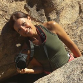 Photographe plasticienne et écrivaine basée en France