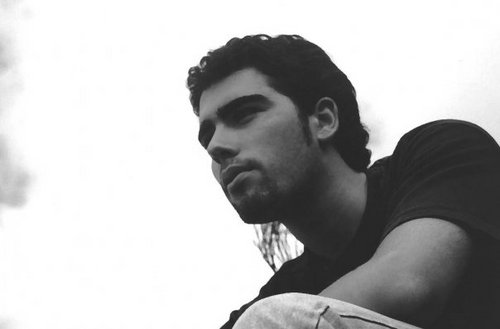 Músico, compositor, bajista, técnico de sonido en TVE y persona, todo en uno...