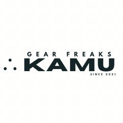 北海道発 オリジナルブランド「∴KAMU」。kamu（カム）はアイヌ語で【覆う】。アメリカのインビスタ社が製造販売している素材 #CORDURA やその他にも #XPAC を使用し、ゴールゼロカバー等を製作。