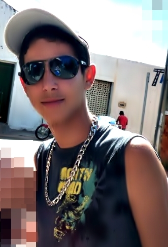 ''Solteiro não, estou apenas seguindo carreira solo com algumas participações especiais.''