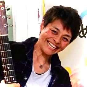 愛知県出身🏯🍤ギター弾き語り🎸🎤お客様と共に楽しむLive作り大事にしています😊91歳おもろいおかんと二人暮らし🏡日比谷野外音楽堂でLiveしたい😆その為に日々勉強中💪自然が大好き🌸🌲🌊神社仏閣⛩サッカー⚽️野球⚾コーヒー☕️ピザ️🍕ビール🍻奥田民生さんも👍オリジナル曲はYoutubeに♫