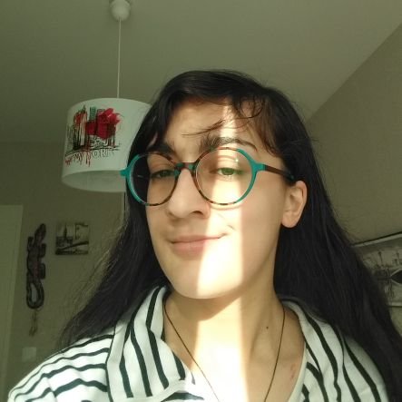 Je sais pas faire de description 😂
Mais j'aime le cinéma depuis longtemps 🎬
Mon Instagram : emmalunaire 🌙