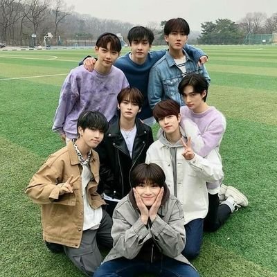 skz_luvhugs's profile picture. si te sigo es porque skz te aman ♡︎ ; skz rt bot esp/eng ; you can send hugs too!!