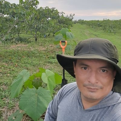 Me apasiona los atardeceres y los libros que evocan historias bien contadas. Practicante de la regeneración de suelos y conservación de agua y biodiversidad.