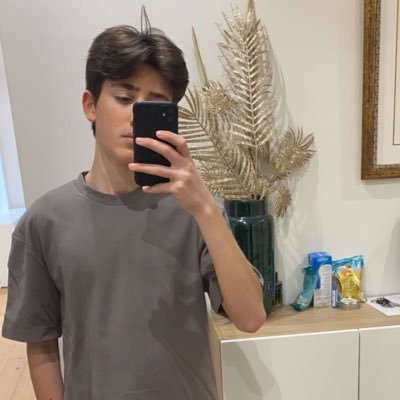 eyron1010's profile picture. aucune idée de bio donc follow :)