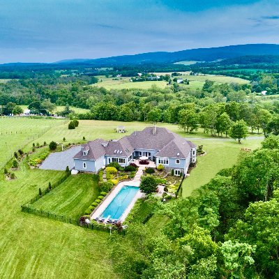 A casually elegant B&B located on 10 gorgeous acres in the heart of Northern Virginia Wine country. 5 spacious guest room suites & breathtaking views!