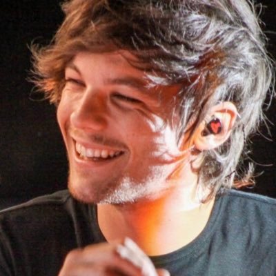 fé no futuro familia/ vote Louies iHeartAwards BestFanArmy/ confiram sempre se as hashtags estão certas p n votar errado/ she/her —— Brasil