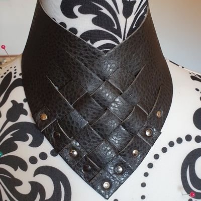 I create bespoke faux leather collars,cuffs,gags,byzantine chains and all kinds of beautiful items in all colours and styles. I also do custom items just ask 😁