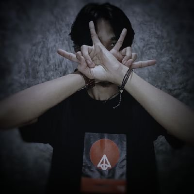 Bukan pensyair, hanya seorang insan penikmat senja dan kata-kata.