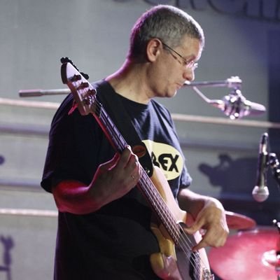 Bass player, musician, music educator and part of MrJam Centro Moderno de Música.