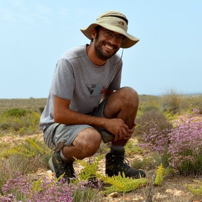 Estrábico de pensamiento con un ojo en el suelo y otro en el cielo. Dispuesto a cambiar el modelo agrícola a favor de la biodiversidad. Y más cosas ¿Me ayudas?