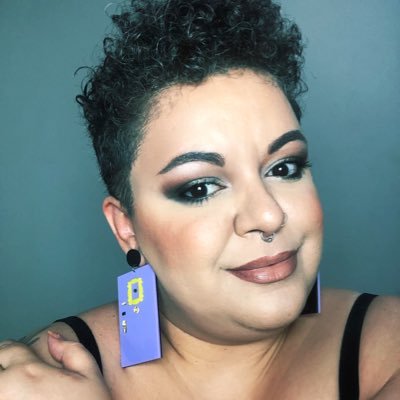 Eterna estudante de moda, gorda empoderada, patrona do amor próprio, feminista, content creator para mudar o mundo (e para pagar os boletos)!