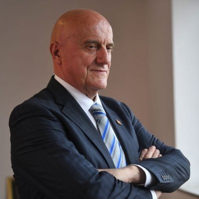 dakadavidovic's profile picture. Дака лично главом и брадом.
Привредник и добротвор привремено свратио међу политичаре.
Неријетко културно и конструктивно критикујем #ОЛОШ
Посматрам вас!!!