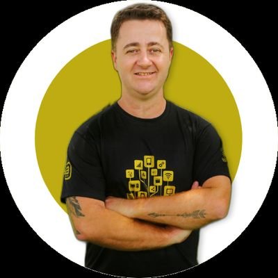 Programador, torcedor do Packers, meio Zen, meio cult, meio rock, meio pop, meio hippie, meio normal,Meio retardado.Baixista da Residente Lunar e COLORADO !