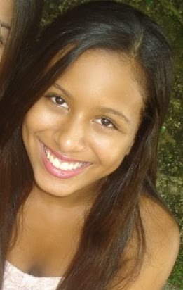 Jovem , estudante , alegre , amiga , irmã , engraçada , diferente .