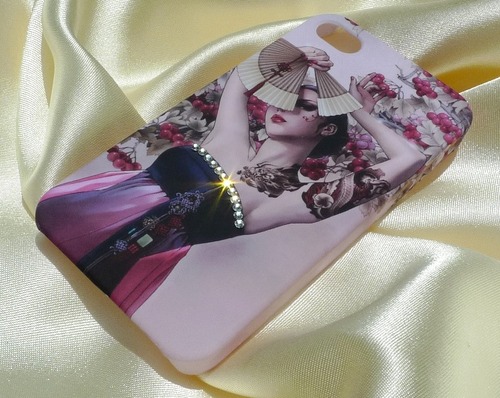 An ETSY shop selling whimsical & vintage goodies, including decorative cases for iPhone 4 & handmade accessaries.
Facebook fan page: http://t.co/Ziq4l4H1oX