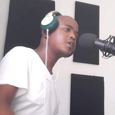 Aspiring Radio DJ
Studies Radio Broadcasting @BostonMediaHouse gift.mdlalose93@gmail.com