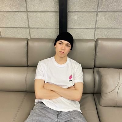 twotwothree45's profile picture. 👀