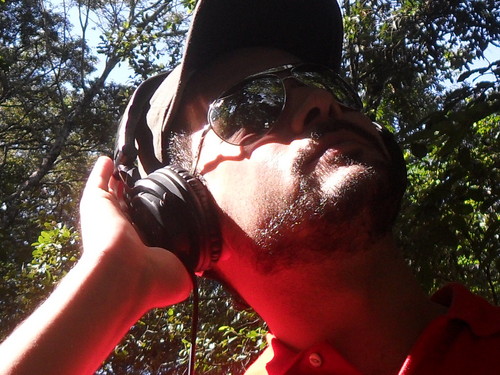 ♪♫ ♪ Não ligo que me olhem da cabeça aos pés..porque nunca farão minha cabeça e nunca chegarão aos meus pés ♪♫ ♪