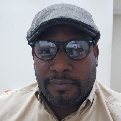 Dominicano, Ingeniero Electrico, Especialista en Sistemas de Telecomunicaciones, Cooperativista por convicción, senderista y defensor del medio ambiente.