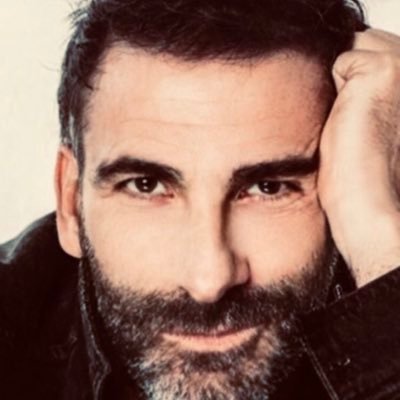 Colombo-argentino, presentador, director y locutor en TV y Radio. Eco-Friendly, papá de Franco  y ama de casa. @pabloescola en Instagram