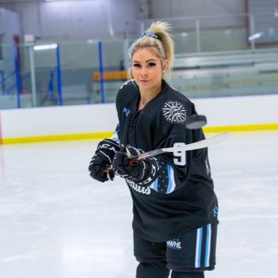 Pro hockey player for the @buffalobeauts