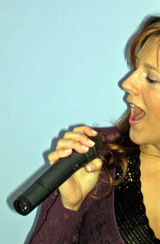 ...sueño, quiero, canto, me ilusiono...sólo paro en aquello que se aproxima a la felicidad