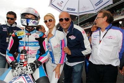 Maverick Viñales corredor español de 125cc en el equipo Blusens by Paris Hilton