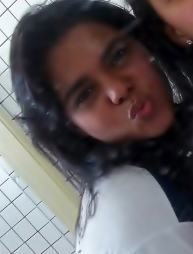sou uma garota meia incerta do mundo la fora, que faz tudo que gosta na hora que quer e tudo que eu mais amo nesse mundo são minhas irmãs *--*'