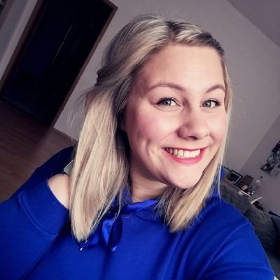 evelynmadleen's profile picture. Meine Haut aus Glas bricht, wenn deine Blicke Steine werfen.