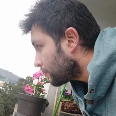 Autóctono y prescindible.
Malo, malazo.
Curiosa ortografía.
Irresponsable rimador.
¿Qué anda leyendo, vea?
#SNM