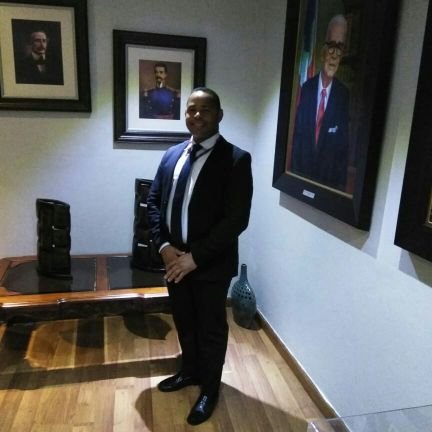 honesto trabajador empresario millonario serio luchador exitoso sencillo humilde