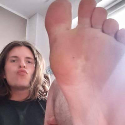 23 yo bottom pervert with an addiction to feet :P
NOT a pay slave