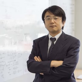 筑波大学の先生。専門は経営戦略論。研究対象はプラットフォーム戦略やビジネスエコシステム・マネジメント。研究のために必要だったから勉強した結果、標準化戦略とか知財マネジメントも専門に。あと近年はデータサイエンスも。