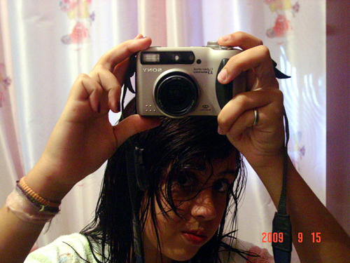 JhennyferN's profile picture. Queria ser um baseado
Para nascer em seus dedos, morrer em seus lábios,
E fazer sua cabeça