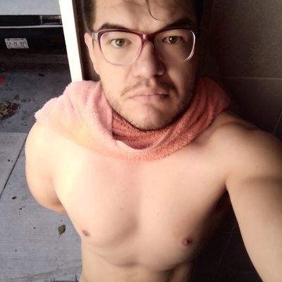Alegre, buena persona, nada discreto, risueño, divino nunca indivino, pícaro y soñador con un toque de elegancia.
La suerte no existe, sólo el éxito.