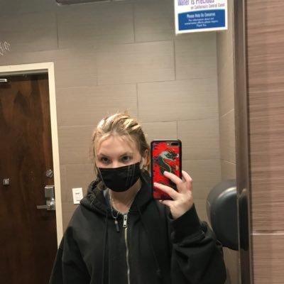 iflybydlmb's profile picture. she/her