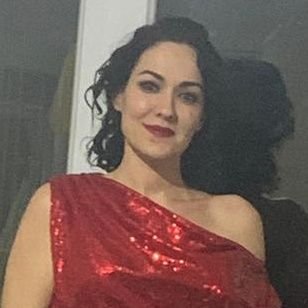 tugbatrfn's profile picture. İnsan yaşamı boyunca bir kişiyi sever. Önceki ve sonrakiler birer arayış, kaçış ya da aldanıştır.   Goethe