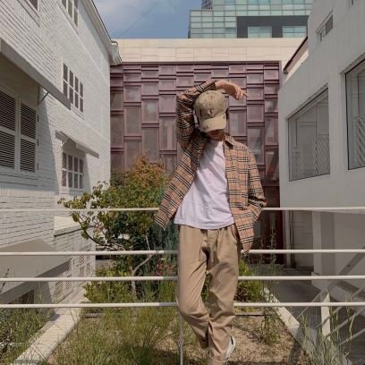 LoeyMeg's profile picture. nowhere