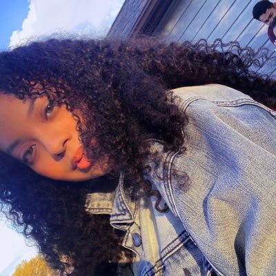 kapow____'s profile picture. I’m that girl with the curly hair