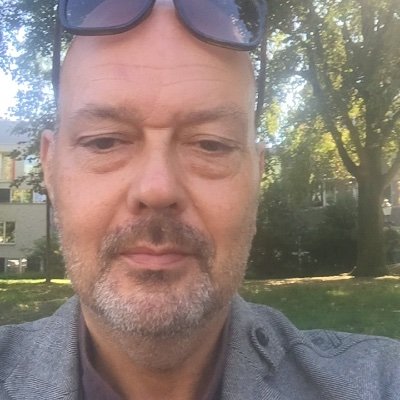 linksboven's profile picture. De wereld staat op zijn kop! Scherp blijven dus! Blijven nadenken en vragen stellen dat is cruciaal om je niet te laten verblinden.